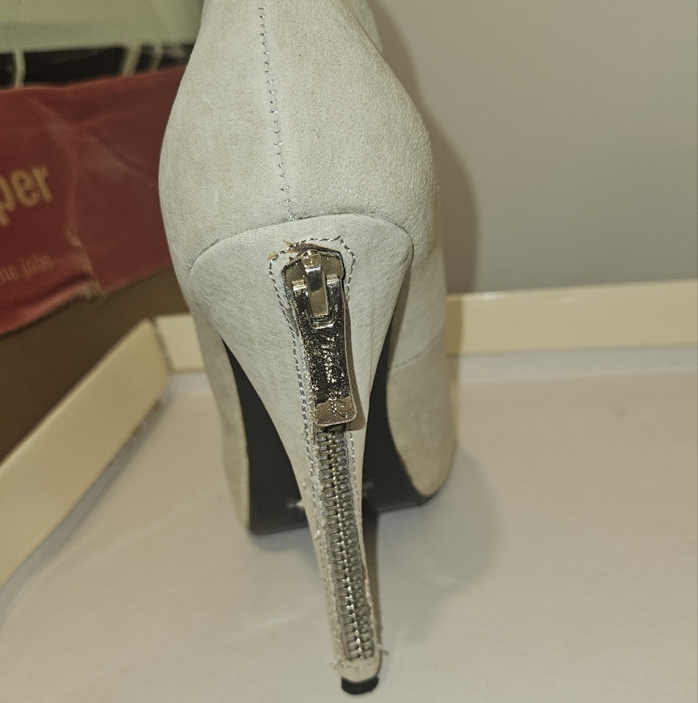 Brand New Nevee Been Worn Grey Heel Size 6